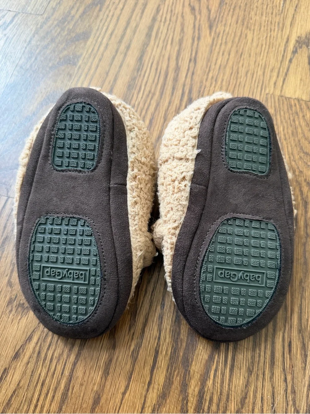 Baby Gap Bear Face Cozy Slipper Socks in Beige, toddler size 7-8